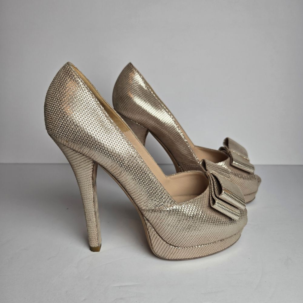 Fendi‎ Sz 37.5 Metallic Gold Deco Peep Textured Toe Bow Platform Chevron Pumps